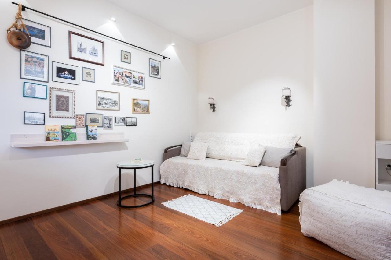 Your Home Away From Home เคียฟ ภายนอก รูปภาพ